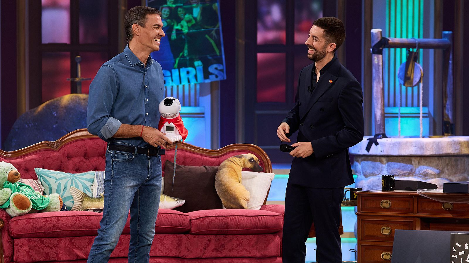 Pedro Sánchez durante su visita a La Revuelta.