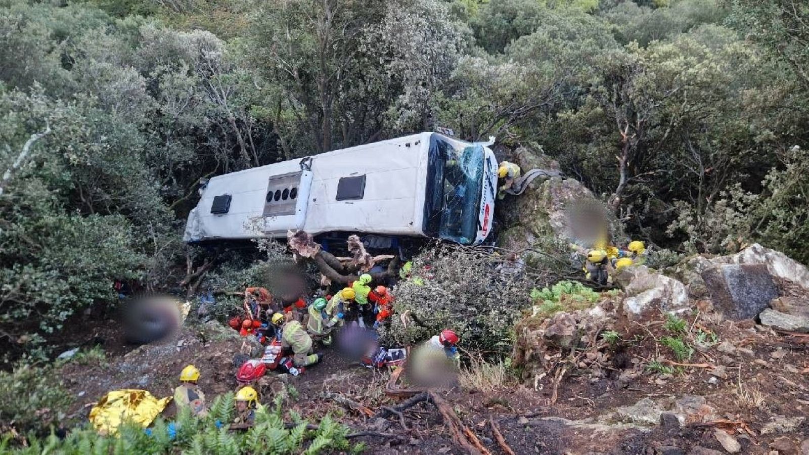 Intervención tras el accidente de autobús en Fogars de Montclús
