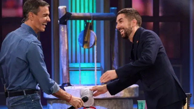 El saludo de Pedro Sánchez y David Broncano al comienzo del programa.