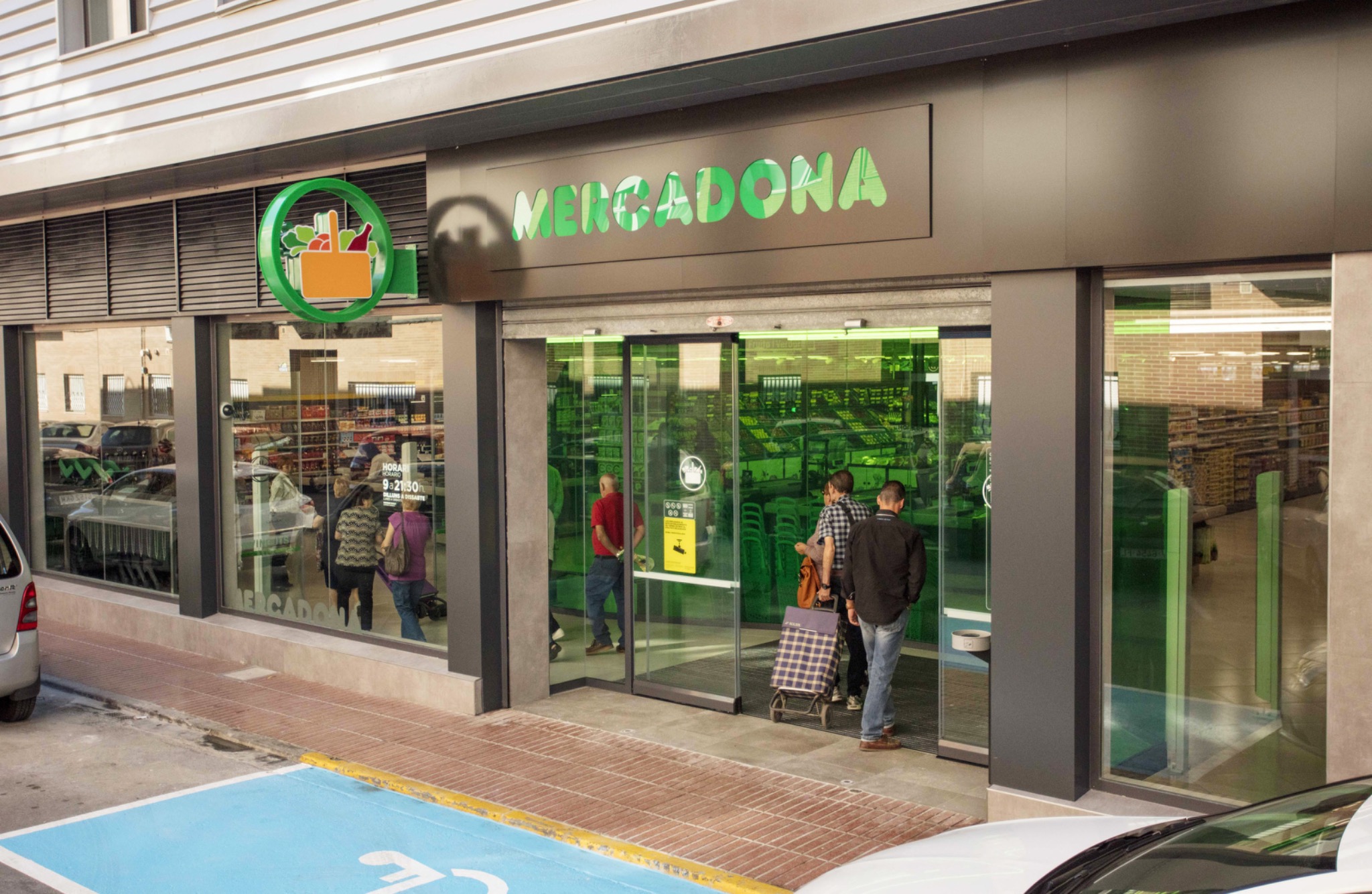 Fachada de un supermercado Mercadona