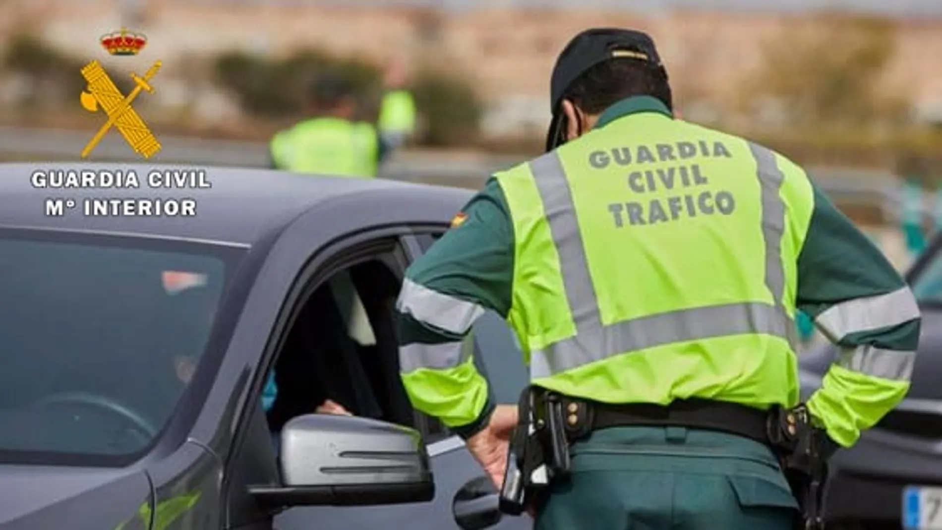 Agente en un control de tráfico. Imagen de recurso.
