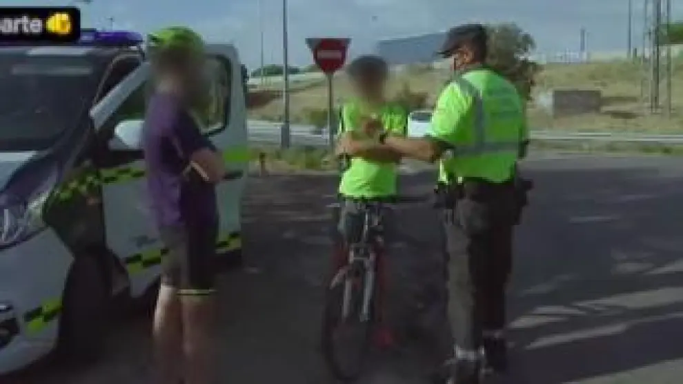 Agentes junto a un ciclista en un control. Imagen de archivo ajena al caso de Maracena.