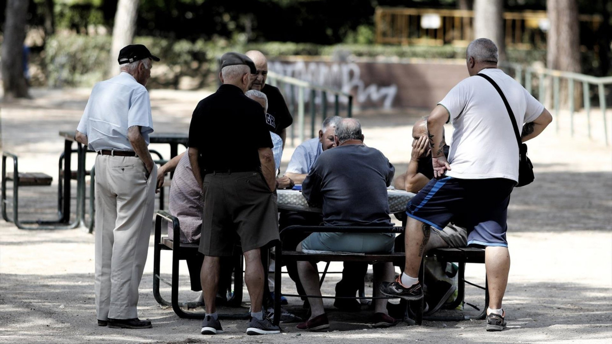 Personas mayores reunidas en un parque