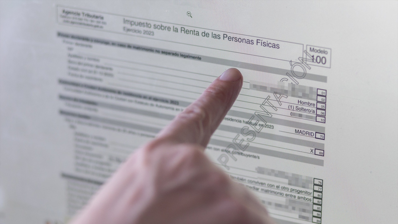 Declaración de la renta en una imagen de archivo de otro ejercicio