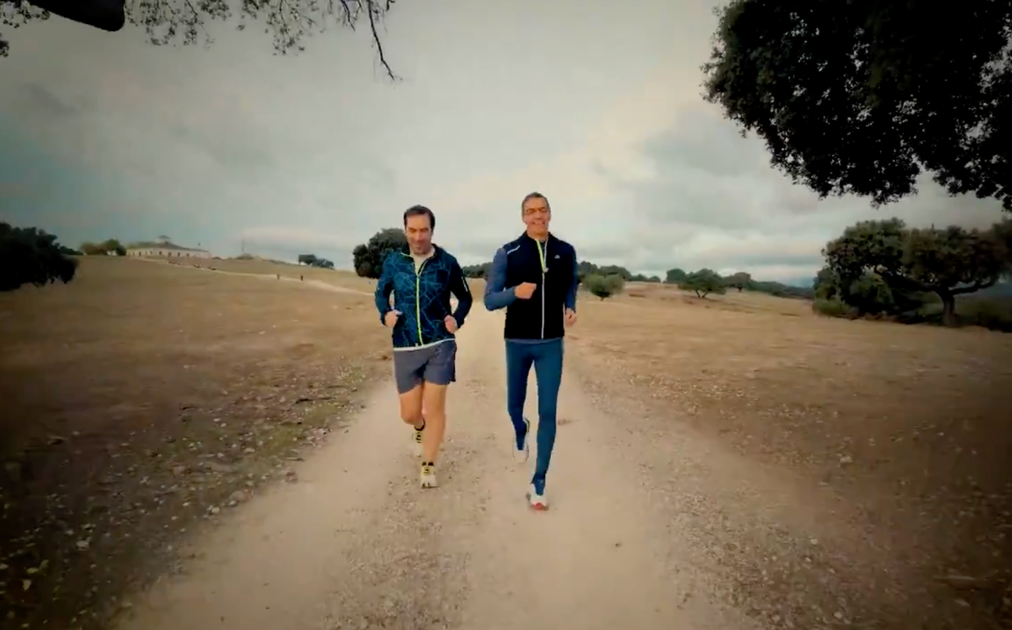 Pedro Sánchez y Carlos Cuerpo corriendo en el vídeo