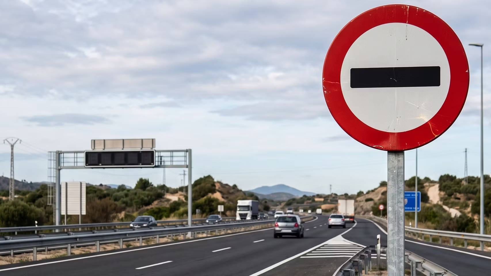Señal R-200 junto a una carretera