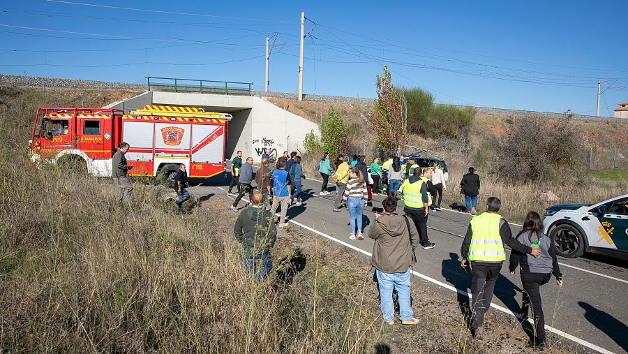 Equipos de emergencia junto a las vías